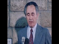 UPITN 17 4 7 7 ISRAELI DEFENCE MINISTER SHIMON PERES GIVES PRESS CONFERENCE News Clip