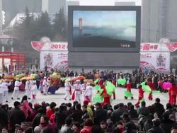 MS People performing yangko dance during chinese spring festival in park  AUDIO  / xi'an, shaanxi, china Stock Footage