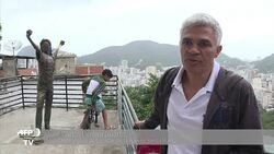 VOICED : En Rio Michael Jackson gana un fusil de asalto News Clip