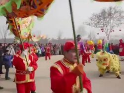 WS People performing dragon dance and folk art at temple fair to celebrate Chinese spring festival AUDIO / xi'an, shaanxi, china Stock Footage