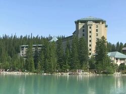  MS People walking in front of Hotel Chateau at Louise Lake / Lake Louise, Banff Nationalpark, Alberta, Canada Stock Footage
