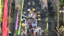 Crowds of locals descend the stairs of an Indonesian temple. Stock Footage