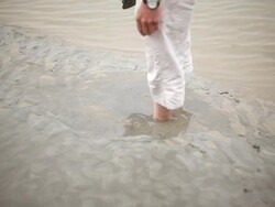 falling in mud Stock Footage