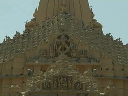 Pull back somnath temple exterior veraval gujarat Stock Footage