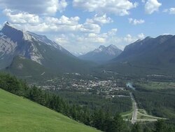 WS View of village surrounded by mountain / Banff Nationalpark, Alberta, Canada Stock Footage