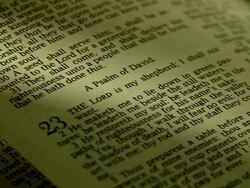 bible page turning onto Psalm 23 Stock Footage