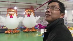 VOICED : China convierte a Trump en gallo para recibir su ano nuevo News Clip