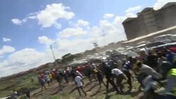 Police disperse crowd as Kenya's Odinga leaves scene Instructional Video