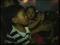 Human mermaids entertain crowds at aquarium News Clip