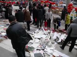 MS PAN Shot of second hand book market / xi'an, shaanxi, china Stock Footage