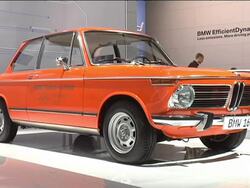 1972 BMW 1602 Elektro montage Stock Footage