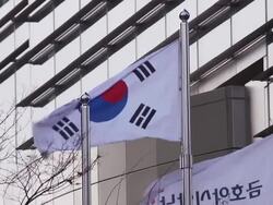 Traffic and pedestrians in the centre of Seoul News Clip