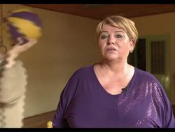 VOICED: Queman dinero para calentarse News Clip