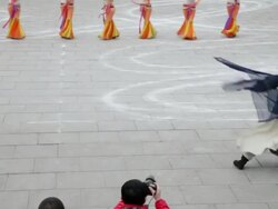 MS Performer dressed like ancient dancers performing during chinese spring festival in Tang Paradise  AUDIO  / xi'an, shaanxi, china Stock Footage