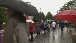 Crowds gather ahead of the women's marathon Instructional Video