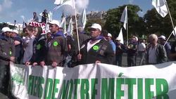 VOICED : Mil tractores bloquean Paris News Clip