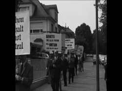 SYND 20 5 67 GOLD DEMONSTRATION OUTSIDE BRITISH CONSULATE News Clip