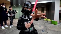CLEAN : Japanese megafans dress up for Star Wars movie News Clip