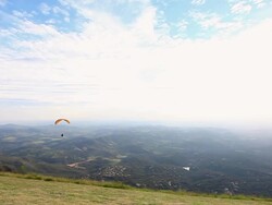 WS Shot of Para glider flying in air over mountain hill / Belo Horizonte, Minas Gerais, Brazil Stock Footage