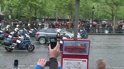 VOICED: Hollande recorre las calles News Clip