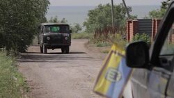 CLEAN : Ukraine rebels withdraw from key frontline village News Clip