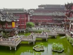 WS HA View of crowds on nine turn zig zag bridge at Yuyuan Bazaar / Shanghai,  China Stock Footage
