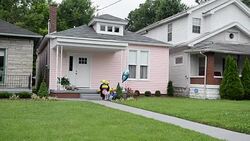 CLEAN : Ali's birth city Louisville honors its hometown hero News Clip