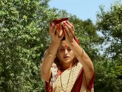 Woman praying surya namaskar  Stock Footage