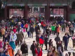 MS ZO T/L Shot of Many spectator at Gyeongbokgung (royal palace located in norrn Seoul) / Seoul, South Korea Stock Footage