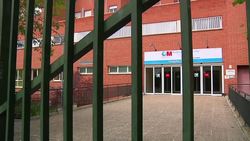 Hospital where Ebola patient is being kept, with security and media outside News Clip