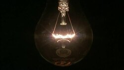 A light bulb turns off. Stock Footage