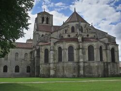 Basilique Sainte-Marie-Madeleine in Vezelay, France. Stock Footage