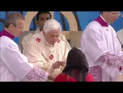 Pope Bendict performs Holy Communion News Clip