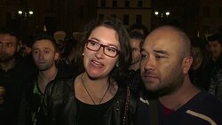 VOICED : Cientos de personas participan en Besaton por la paz en Bogota News Clip