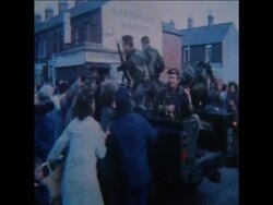 SYND 8/9/72 PROTESTING BELFAST WOMEN ATTACK BRITISH PARATROOPS News Clip