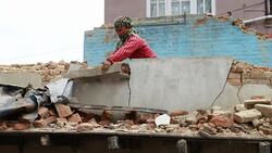 VOICED : Nepal busca sobreviventes tras nuevo terremoto News Clip