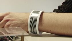 Hungarian start-up creates e-bracelet that changes design with the touch of your phone News Clip