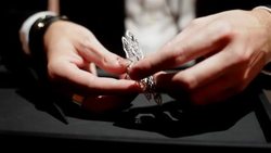 Pearls back on trend at jewellery fair News Clip