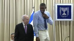 CLEAN : NBA basketball player Stoudemire meets News Clip