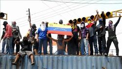 VOICED : Nuevas barricadas en Venezuela News Clip