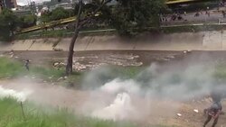 VOICED : URGENTE: Dispersan con gases marcha opositora en Venezuela News Clip