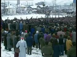 Bosnian war, mass grave uncovered Stock Footage