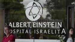 VOICED : Pele hospitalizado en Sao Paulo News Clip