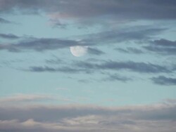 Timelapse of moon rising during dusk Stock Footage