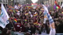 CLEAN : Tens of thousands gather News Clip