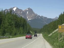 MS Traffic moving on road through Icefields Parkway / Lake Louise, Banff Nationalpark, Alberta, Canada Stock Footage