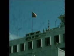 SYND 12 7 73 BENGALIS RETURN TO BANGLADESH FROM PAKISTAN News Clip