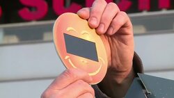 CLEAN : Glasses or vegetable strainer: how to watch the eclipse News Clip