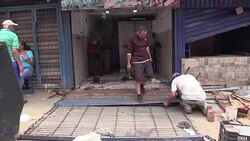 CLEAN : Shopkeepers take stock after looting in Caracas News Clip