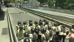 CLEAN : Violent clashes erupt during street protests in tense Venezuela News Clip